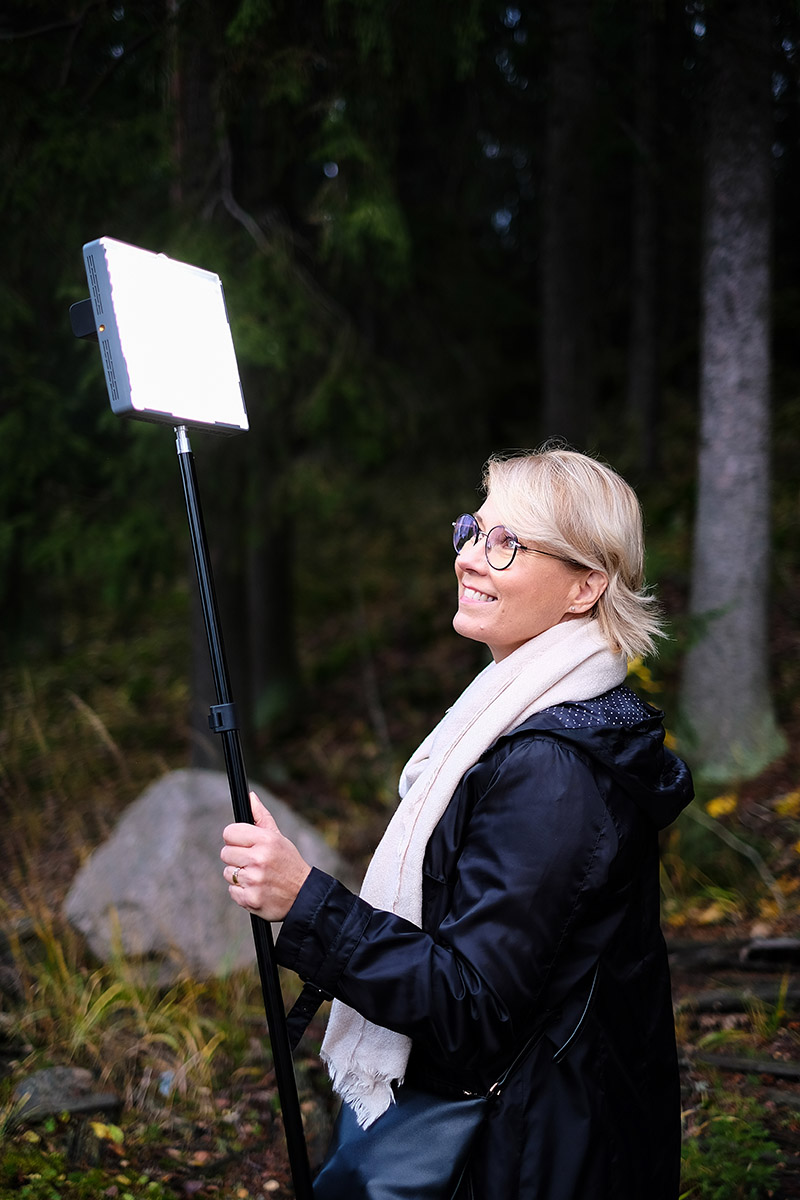 Sairaalasielunhoitaja Tuula Portin tarjoutuu auttamaan valokuvaustarvikkeiden kantamisessa.