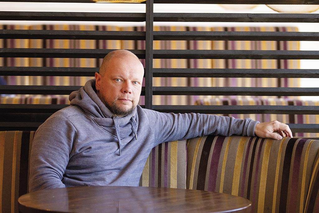 Olli-Pekka Vainio kahvilassa. 