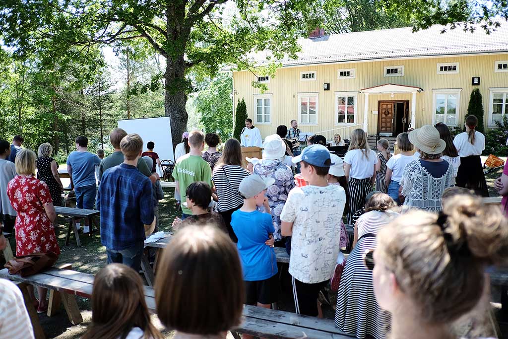Kesällä 2022 pidettiin jumalanpalvelus lasten- ja nuorten leirin päätteeksi päärakennus-Puustellin edessä. 