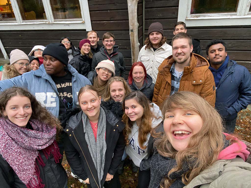 Kansainvälisten opiskelijoiden leiri järjestetiin marraskuussa yhteistyössä iKoti-yhteisön kanssa. Oikealla keskellä Helsingin opiskelijatyöntekijä Toni Mäkelä. 