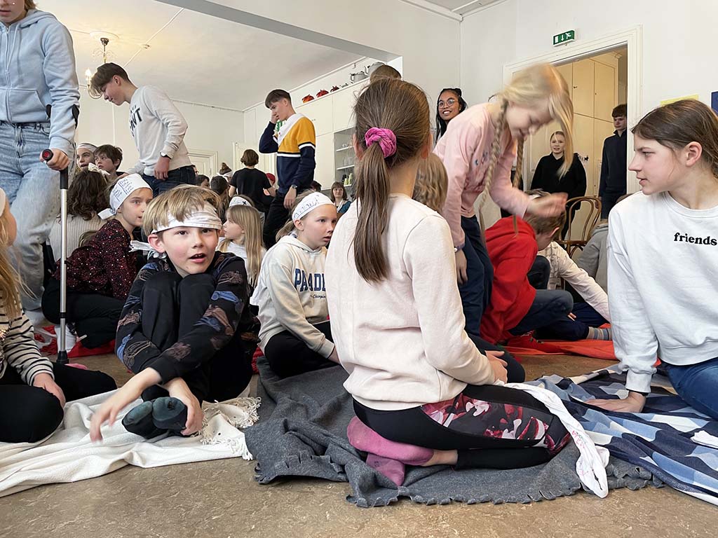 Lapsia kerääntymässä ohjelman viettoon lasten- ja nuorten leirillä OPKOn omistamassa Tapahtuma- ja leirikeskus Enä-Sepässä.