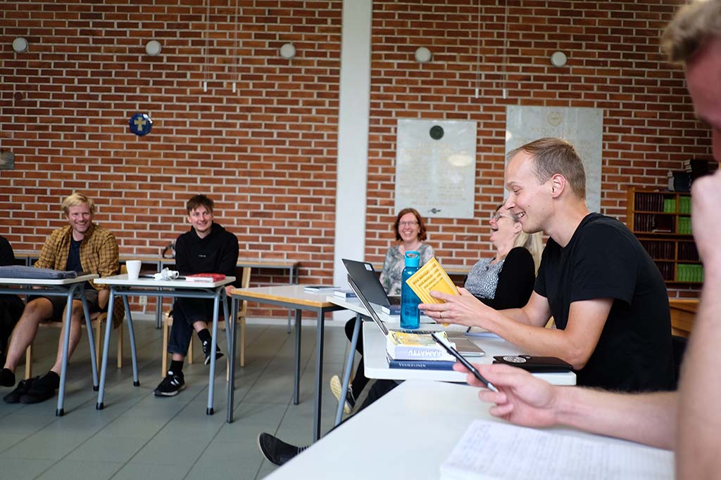 Osana Maanmuuttajat-johtamiskoulutusta luettiin kirjoja. Etualalla Lähetysyhdistys Kylväjän verkostotyöntekijä Miika Korppi kertoo lukemastaan kirjasta.