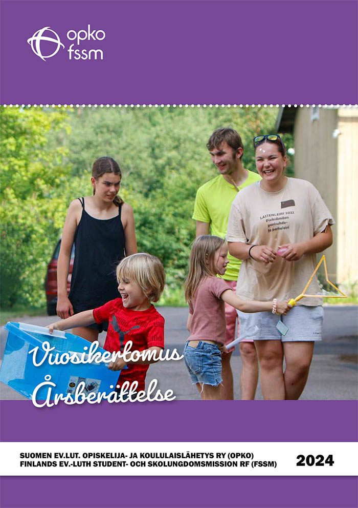 OPKOn vuoden 2024 kansi, jossa kuvassa lapset leikkivät saippuakuplilla ja taustalla on hymyileiviä nuoria.