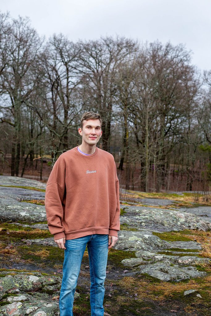 Kuvan päähenkilö Mika Isosalo seisoo syksyisessä maisemassa katsoen kameraan