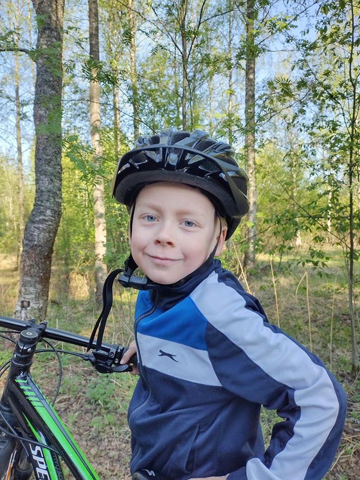 Seitsemänvuotias Paulus kuvassa polkupyöränsä kanssa.