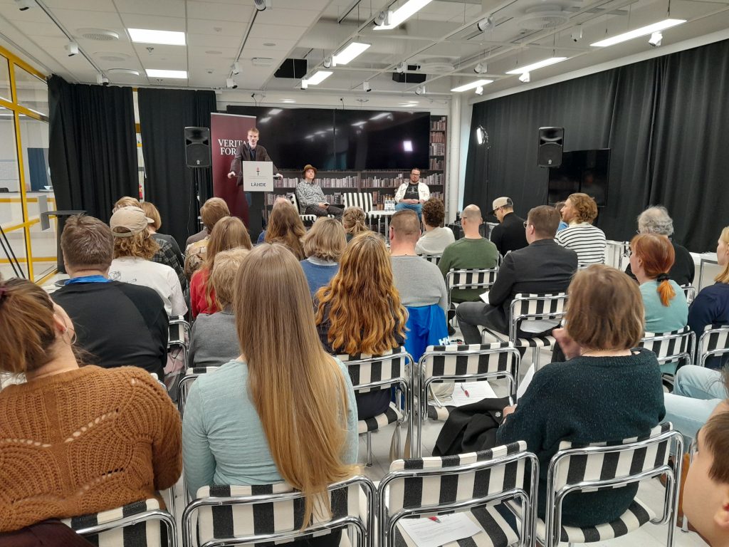 Jyväskylän Veritas Forum huhtikuu 2025, moderaattori Ilmari Räisänen alustaa