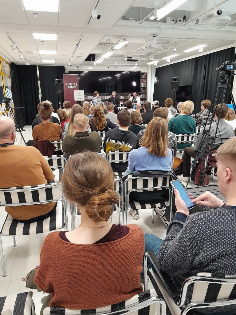 Jyväskylän Veritas Forum huhtikuu 2025, keskustelu käynnissä