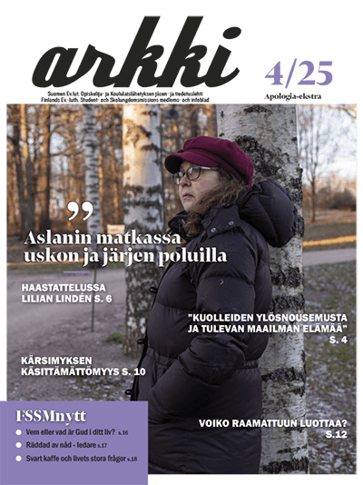 Kannessa Lewis-tutkija Lilian Lindén.