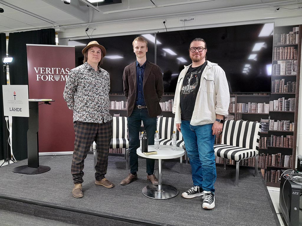 Frank Martela (vasemmalla), moderaattori Ilmari Räisänen (keskellä) ja Jyrki Järvilehto (oikealla)