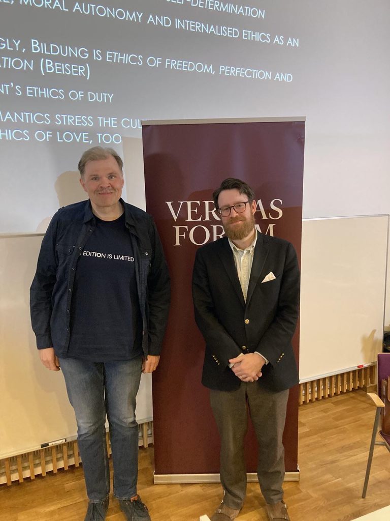 Tampereen Veritas Forumin huhtikuun 2025 keskustelijat Jani Hakkarainen (vasemmalla) ja Jordan B. Cooper (oikealla)
